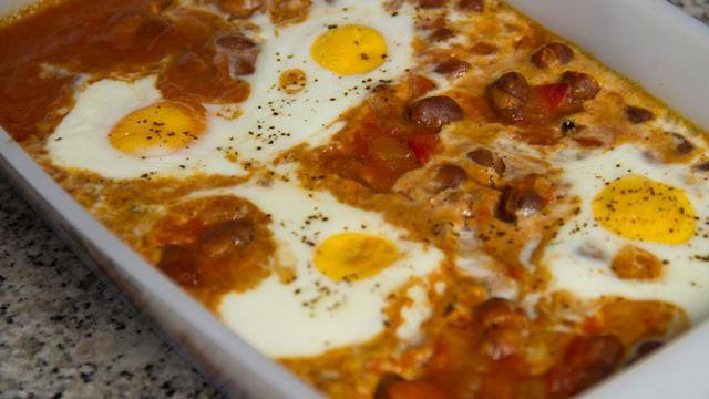 طاجن الفول بالبيض والبسطرمة لاحلى فطار https://ouklat.com/wp-content/uploads/2021/04/d44bbdee88eb45ec729de60a8550cd18d2861add-2.jpg