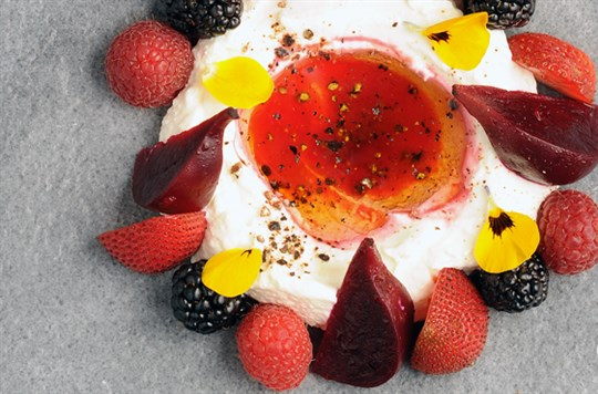 طريقة عمل قريشة حليب الماعز الطازج مع التوت والشمندر https://ouklat.com/wp-content/uploads/2021/10/ac366ffc1b11f2a4e92cf15835c47f53b5639b03-1.png