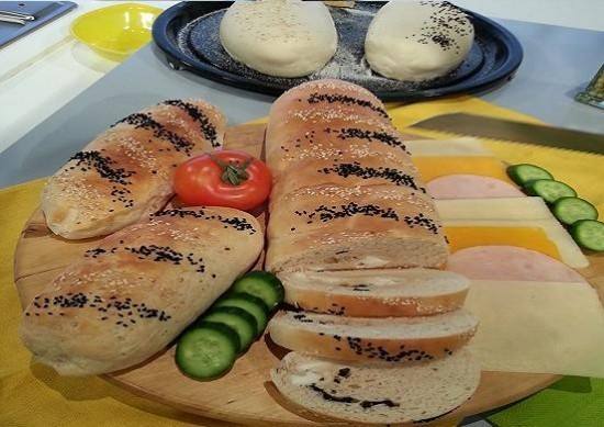 طريقة عمل خبز بالجبن والكرفس https://ouklat.com/wp-content/uploads/2021/10/b6f8bbfb91b95b0772431f9add1a113c2cfd8c3e-2.jpg