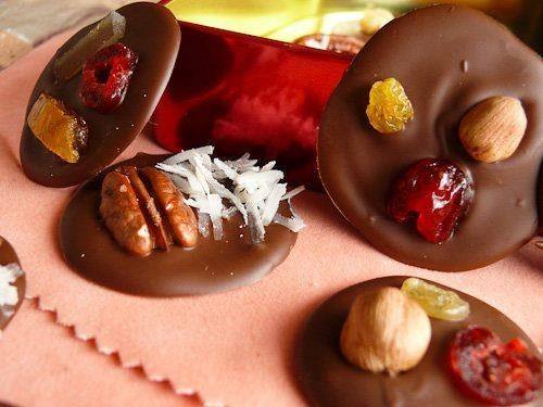 طريقة عمل شيكولاتة بالمكسرات https://ouklat.com/wp-content/uploads/2021/10/d7af9c43422d0372c8976ccb4d1d78e12baf7332-2.jpg