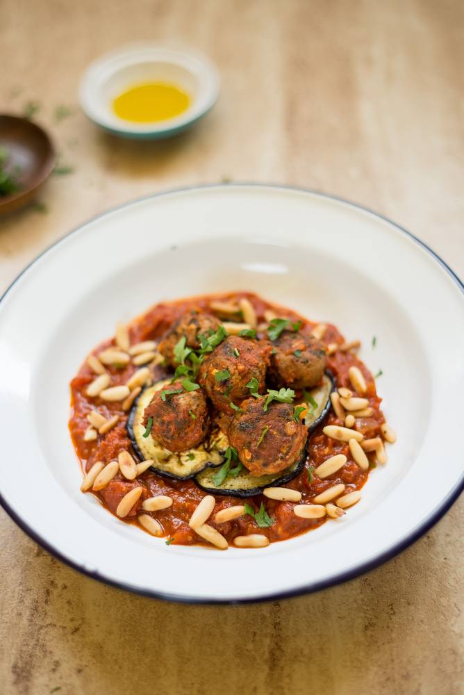 كفتة اللحم بالصنوبر مع بابا غنوج https://ouklat.com/wp-content/uploads/2021/10/e529fb83f714b5da381fd594e5a7a7f61bd7345c-3.jpg